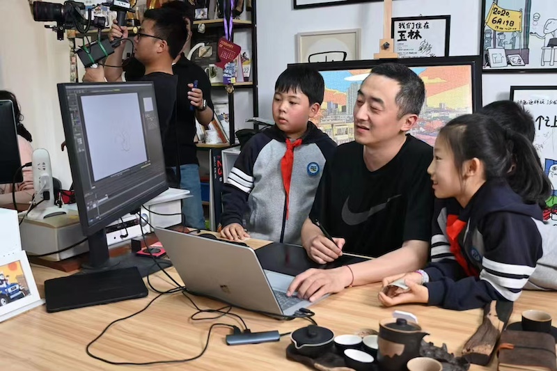 刘琥与小学生分享动画创作的乐趣